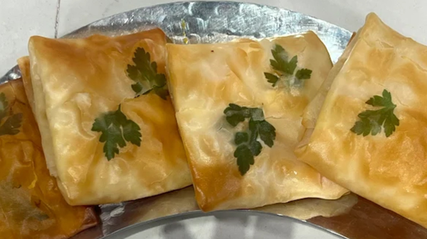 مربعات الكلاج بالجبنة الفيتا