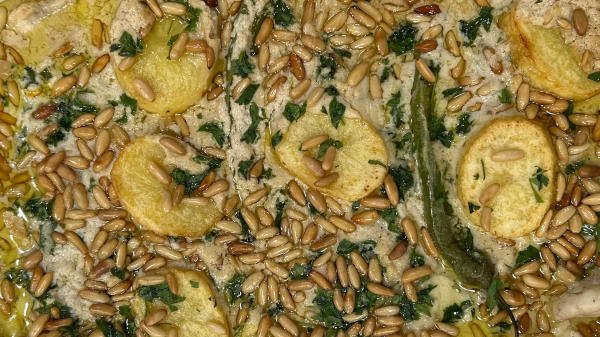 صينية السمك بالطحينة والصنوبر