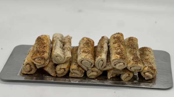 أقراص الزعتر والجبنة بالبف بيستري