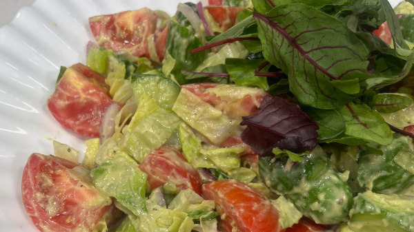 سلطة الخيار والبندورة مع الافوكادو