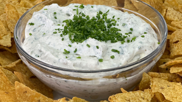 تغميسة اللبنة بالثوم المعمر