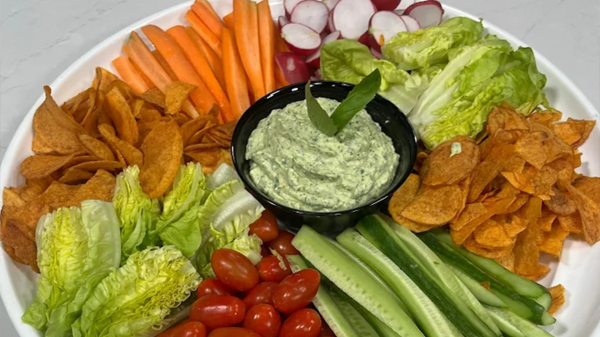 تغميسة الأفوكادو مع اللبنة