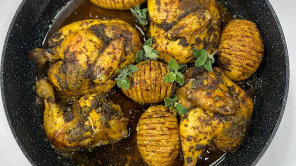 دجاجة بتتبيلة الأعشاب الورقية والثوم وبطاطا محشية بالثوم