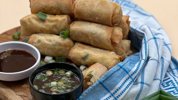 سبرينغ رولز الدجاج الكريمي مع غموس البرتقال