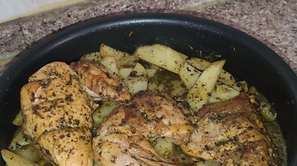 دجاج بالأعشاب والليمون دجاج بالأعشاب والليمون