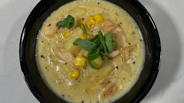 شوربة الذرة مع البطاطا والدجاج الكريمية شوربة الذرة مع البطاطا والدجاج الكريمية