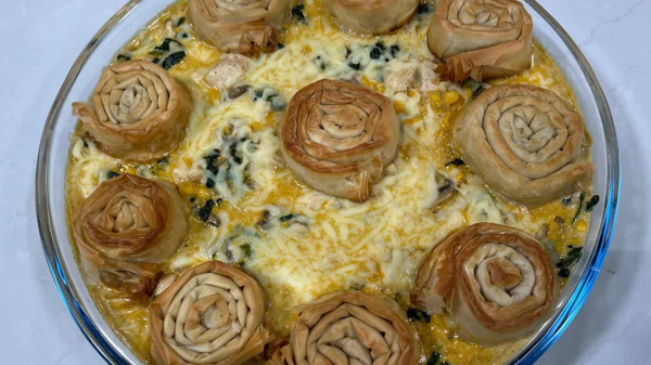 فطيرة الدجاج والسبانخ بعجينة الكلاج فطيرة الدجاج والسبانخ بعجينة الكلاج