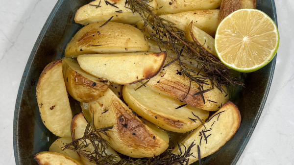 صينية بطاطا بالليمون و زيت الزيتون و مرق الدجاج و الروزماري صينية بطاطا بالليمون و زيت الزيتون و مرق الدجاج و الروزماري