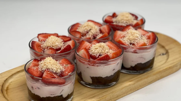 كاسات اللبن بالفراولة كاسات اللبن بالفراولة