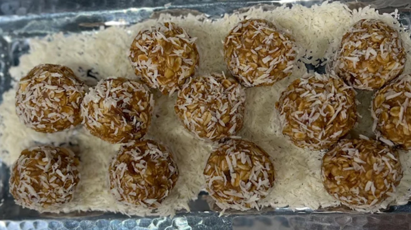 كرات التمر وزبدة الفول السوداني كرات التمر وزبدة الفول السوداني