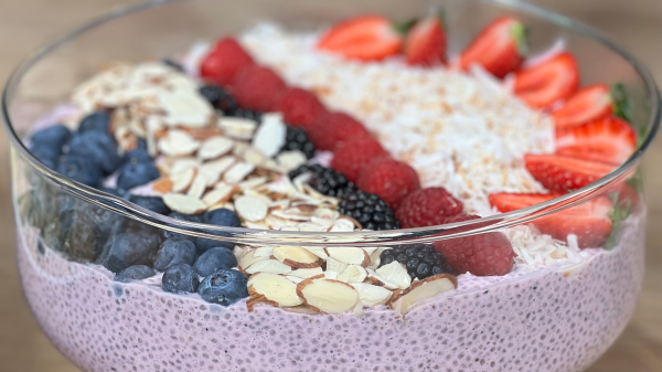 بودينغ الشيا مع الفواكه الحمراء بودينغ الشيا مع الفواكه الحمراء